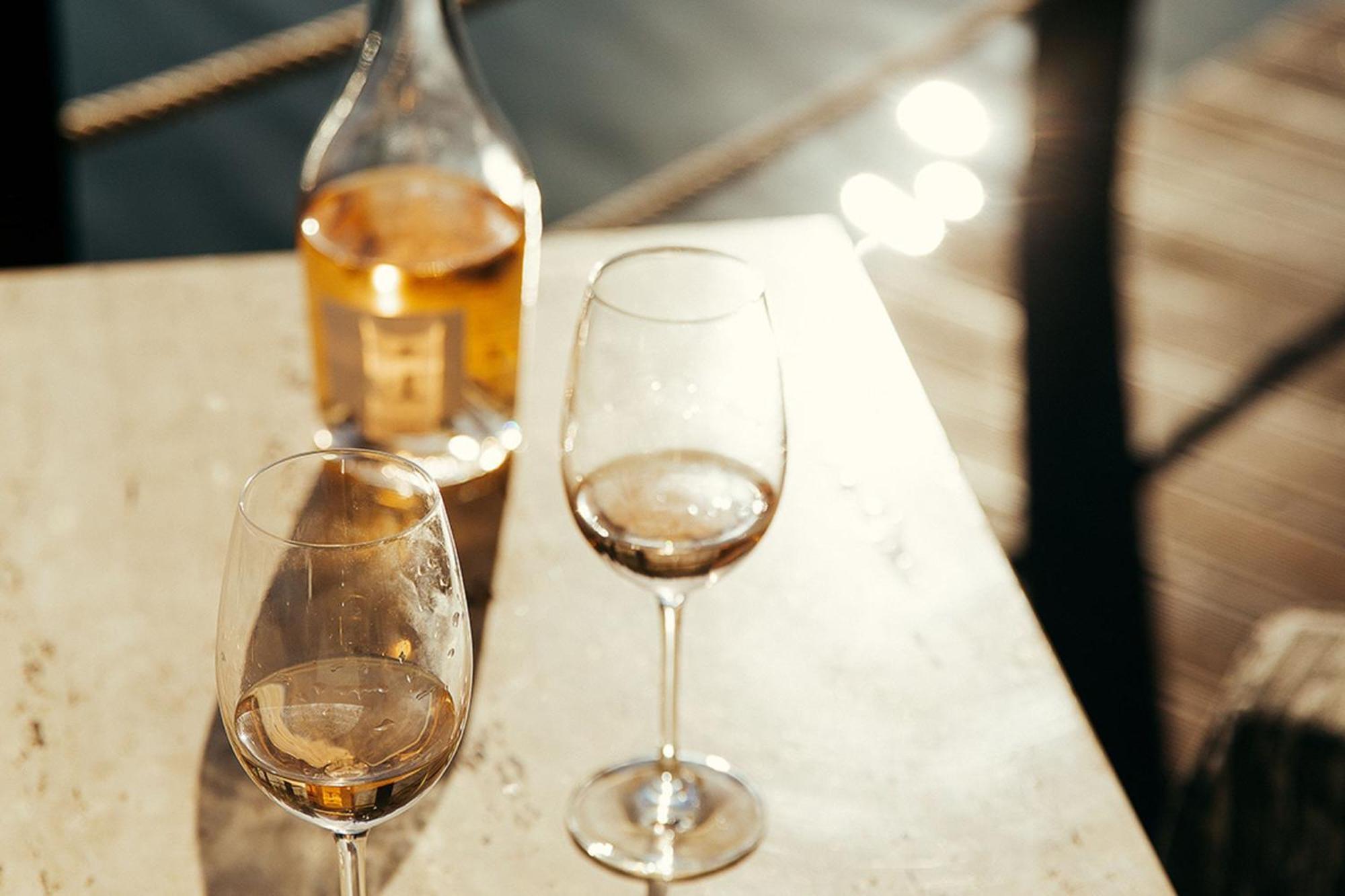 منتجع ذا لايك فيلامورا المظهر الخارجي الصورة A glass of orange wine