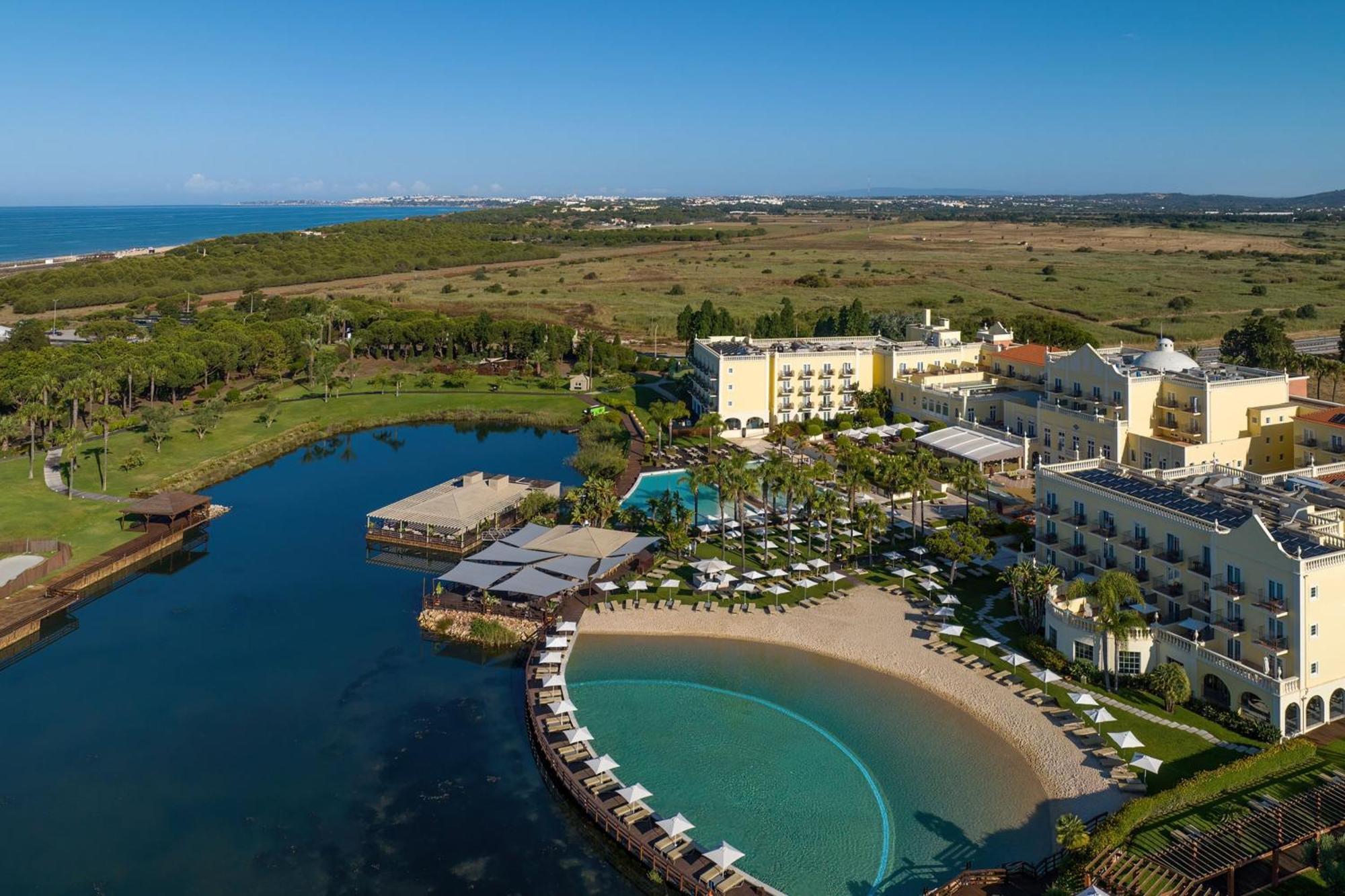 منتجع ذا لايك فيلامورا المظهر الخارجي الصورة Aerial view of the resort