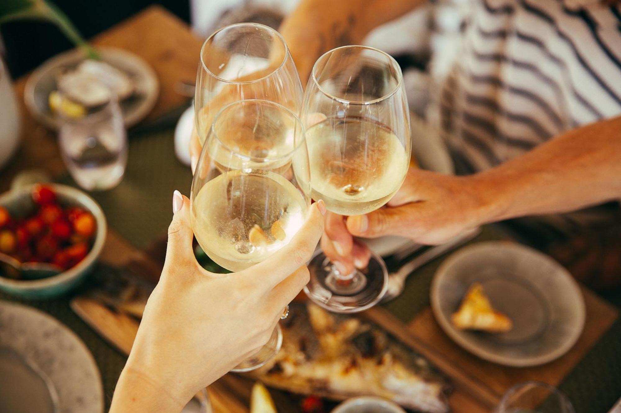 منتجع ذا لايك فيلامورا المظهر الخارجي الصورة A toast with champagne
