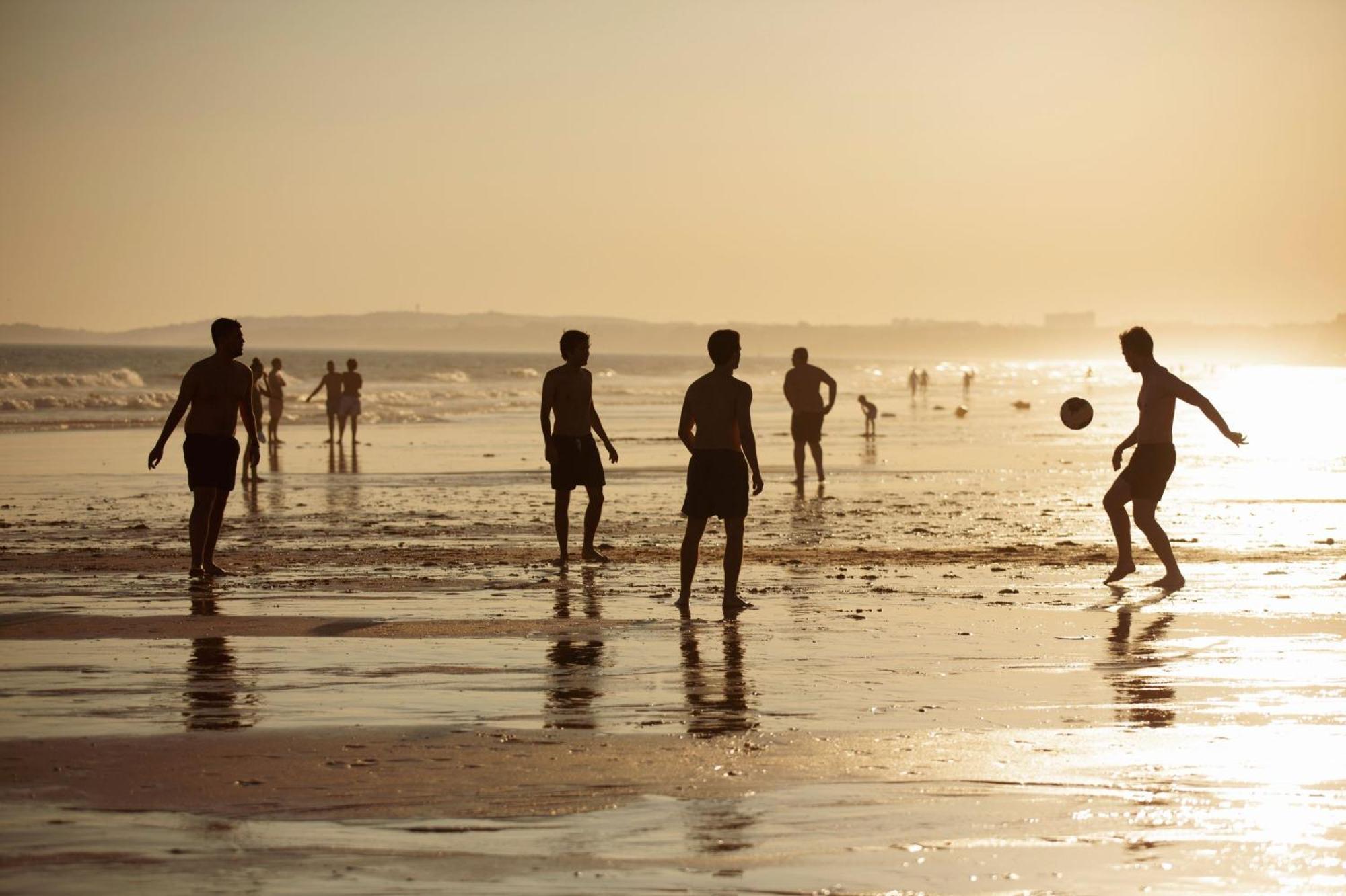 منتجع ذا لايك فيلامورا المظهر الخارجي الصورة Football on the beach