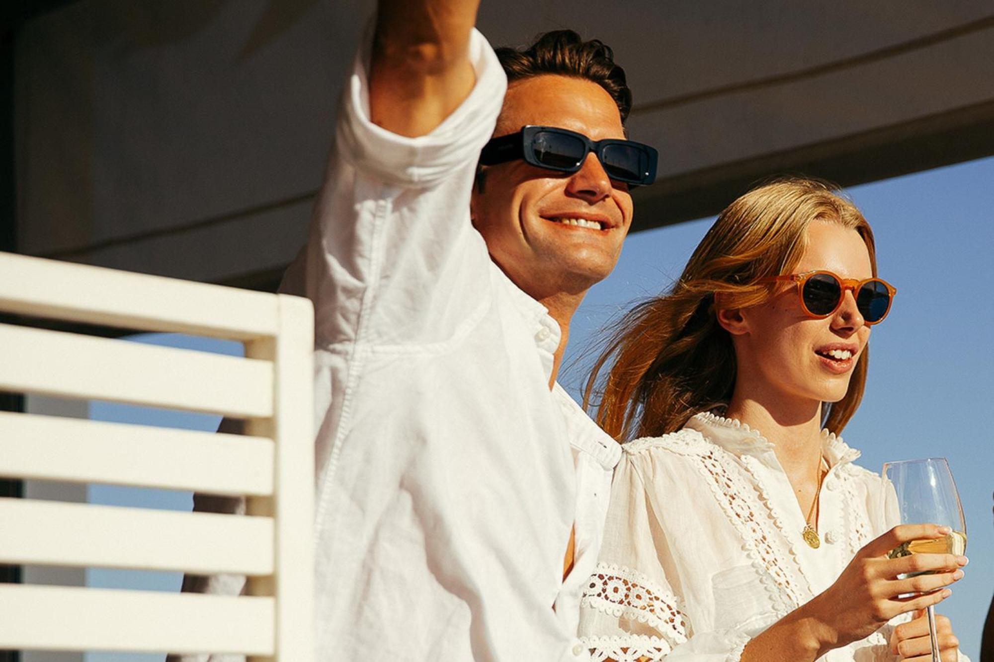 منتجع ذا لايك فيلامورا المظهر الخارجي الصورة A couple wearing sunglasses