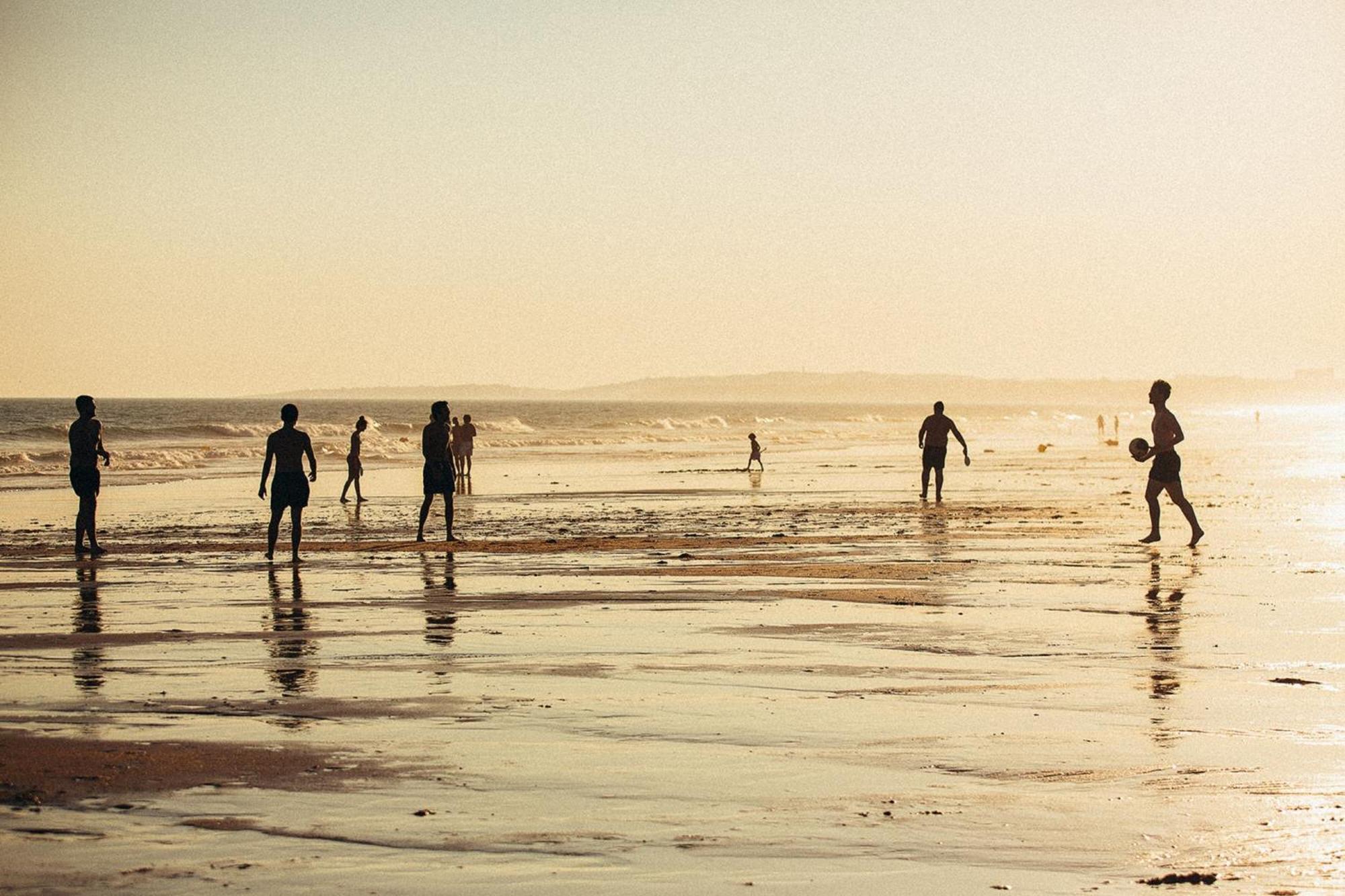 منتجع ذا لايك فيلامورا المظهر الخارجي الصورة Children playing football on the beach