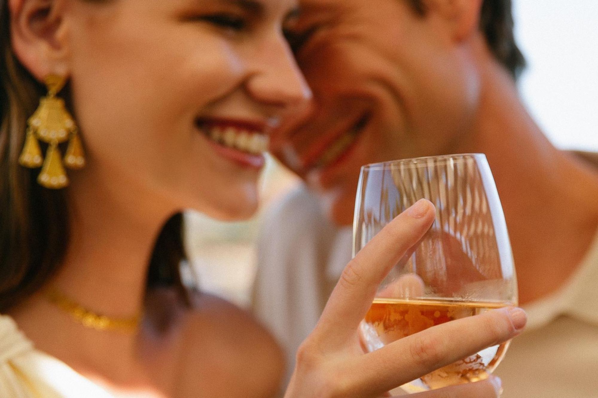 منتجع ذا لايك فيلامورا المظهر الخارجي الصورة A couple drinking wine