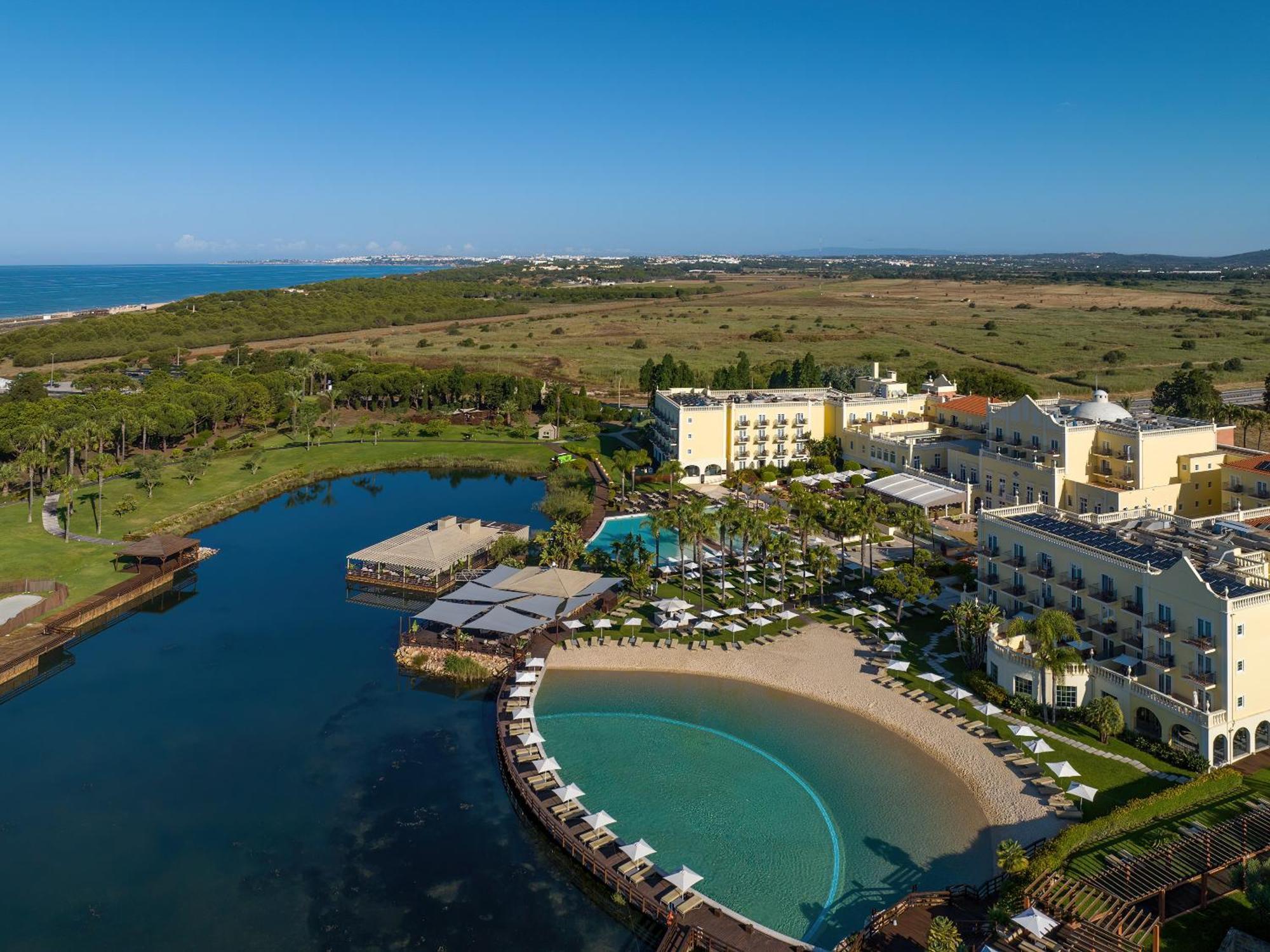 منتجع ذا لايك فيلامورا المظهر الخارجي الصورة Aerial view of the resort