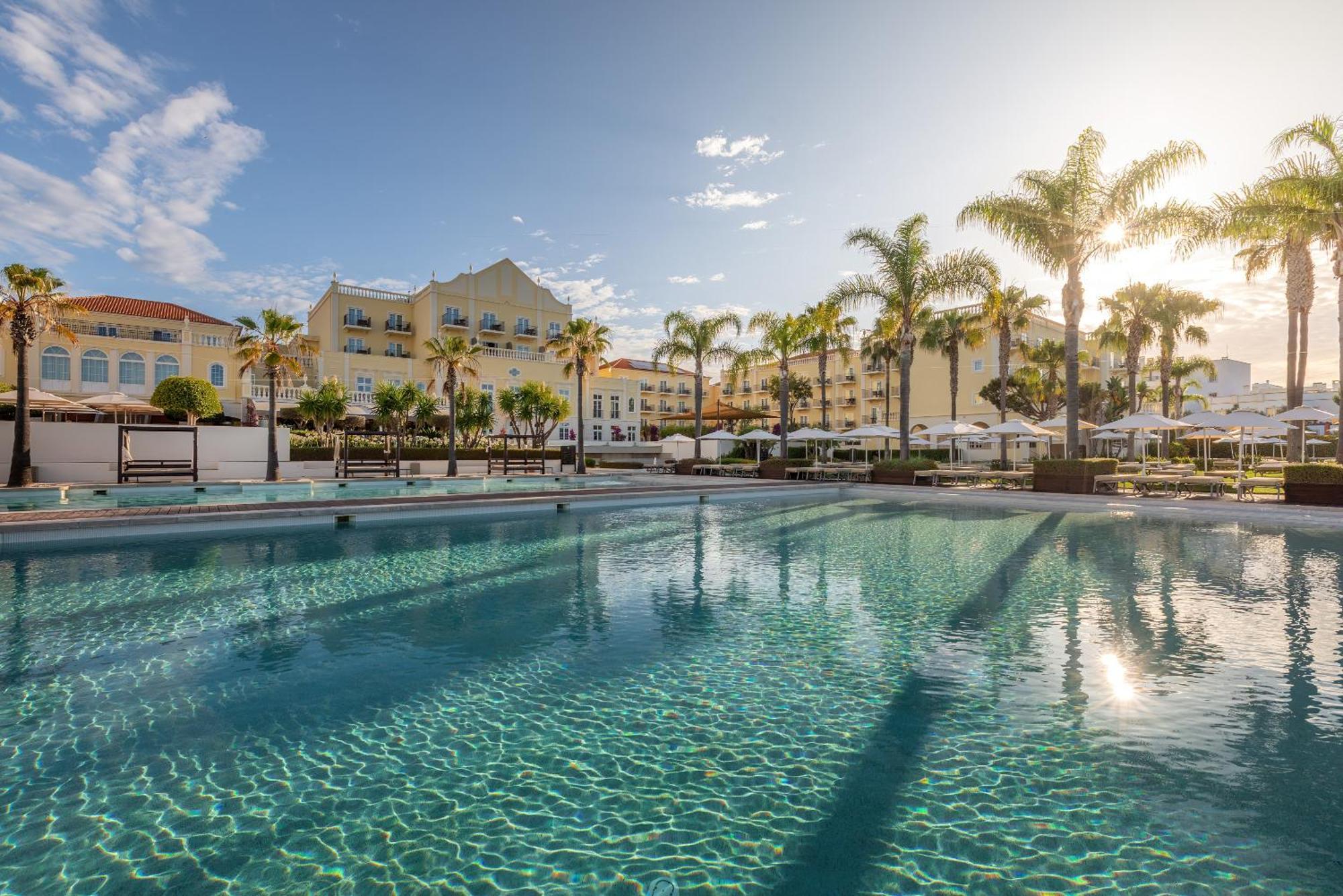 منتجع ذا لايك فيلامورا المظهر الخارجي الصورة The swimming pool at the resort