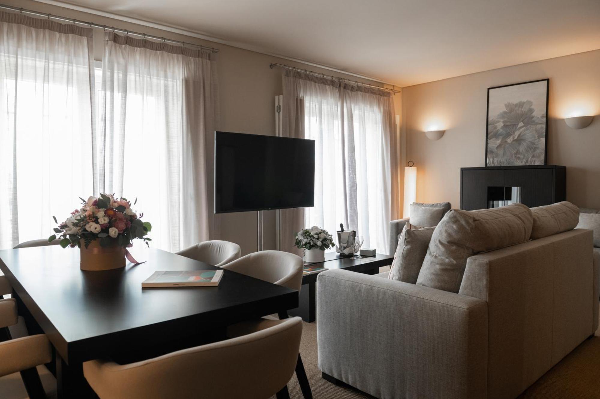 منتجع ذا لايك فيلامورا المظهر الخارجي الصورة A living room in a serviced apartment in Madrid, Spain