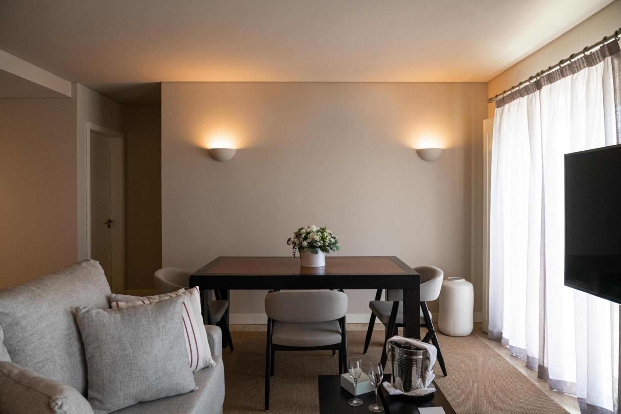منتجع ذا لايك فيلامورا المظهر الخارجي الصورة A living room with indirect lighting