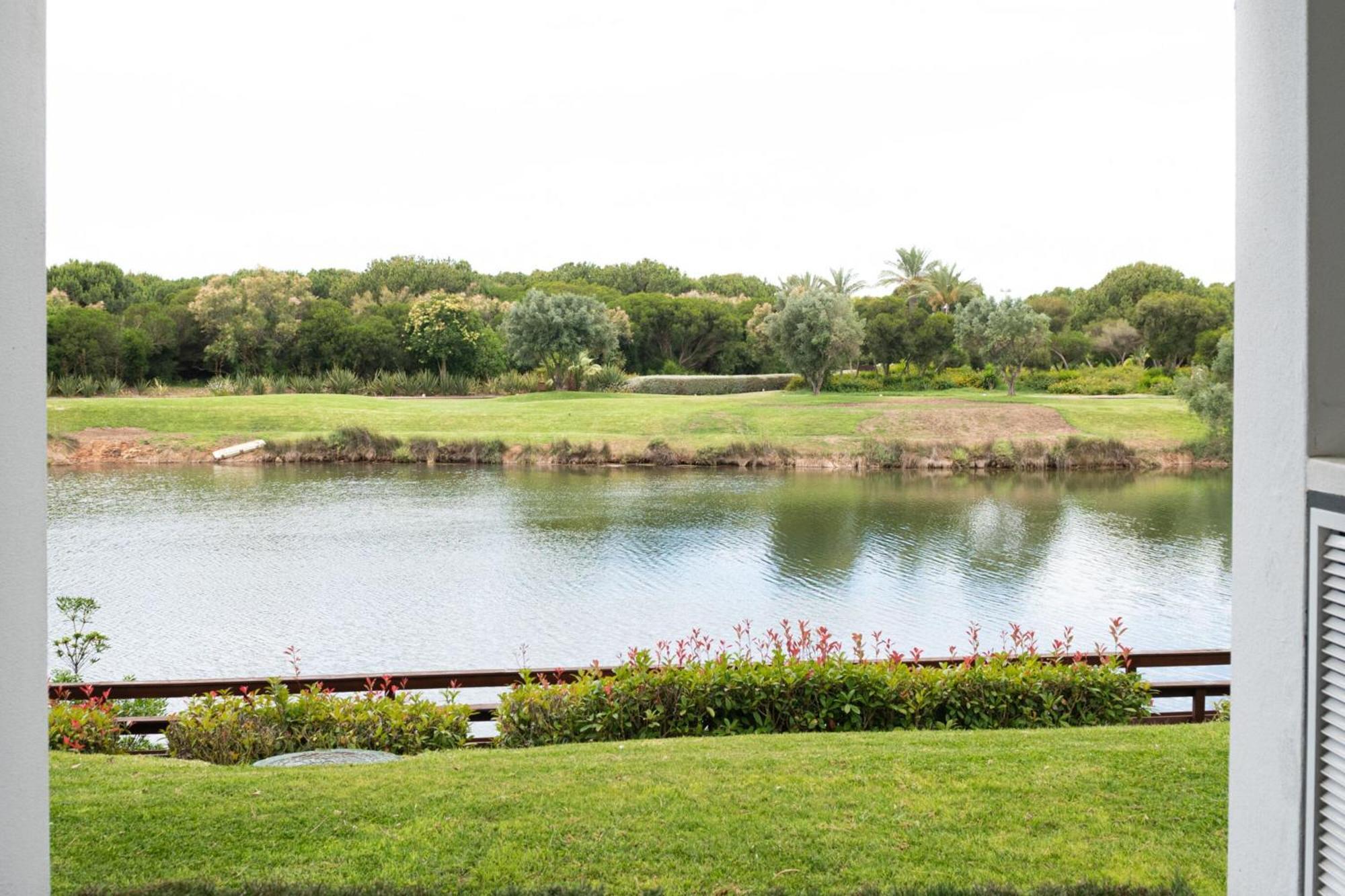 منتجع ذا لايك فيلامورا المظهر الخارجي الصورة Golf course at the resort